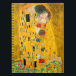 Caderno Espiral Gustav Klimt O Beijo<br><div class="desc">Notebook com pintura a óleo de Gustav Klimt com folha de ouro The Kiss (1908). Um homem e uma mulher,  vestindo cores ouros brilhantes,  adoravelmente abraçando e beijando num campo de flores. Um presente de excelente para fãs de Arte Nouveau e de Arte Austríaca.</div>