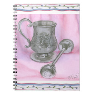 Caderno Espiral Heirloom Cup e Rattle no fundo roxo