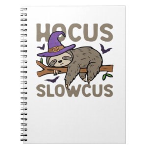 Caderno Espiral Hocus Slowcus Dia de as Bruxas engraçado Sloth Cla