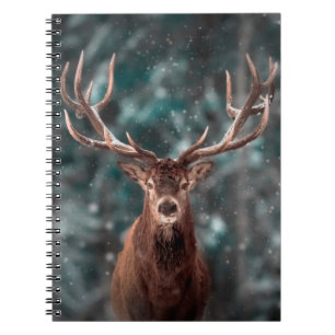 Caderno Espiral Homem-cervo nobre na floresta de neve de inverno.