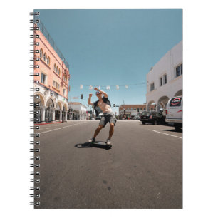 Caderno Espiral Homem jogando skate