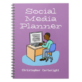 Caderno Espiral Homem trabalhando em mídias sociais no computador.