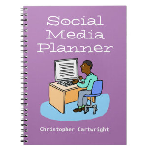 Caderno Espiral Homem trabalhando em mídias sociais no computador.
