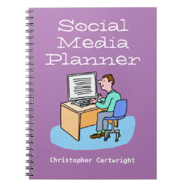 Caderno Espiral Homem trabalhando em mídias sociais no computador.