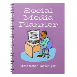 Caderno Espiral Homem trabalhando em mídias sociais no computador.