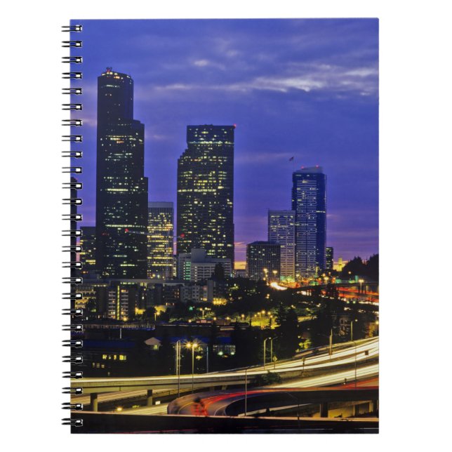 Caderno Espiral horizonte de Seattle, Washington à noite (Frente)