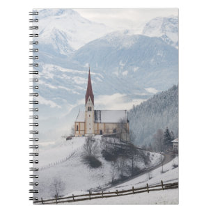 Caderno Espiral Igreja em uma paisagem alpina do inverno