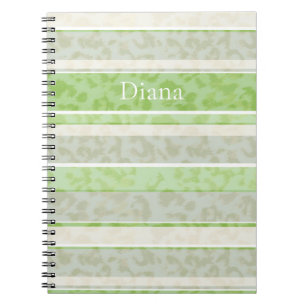 Caderno Espiral Impressão de leopardo em fundo listrado.