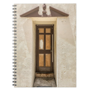 CADERNO ESPIRAL JANELA DE MADEIRA ROWN NA PAREDE DE CONCRETO BRANC
