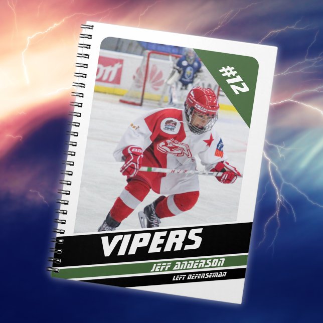 Caderno Espiral Jogador De Hóquei Sobre A Vigorosa White Verde (Sleek white and green notebook featuring a young hockey player. Perfect for kids.)