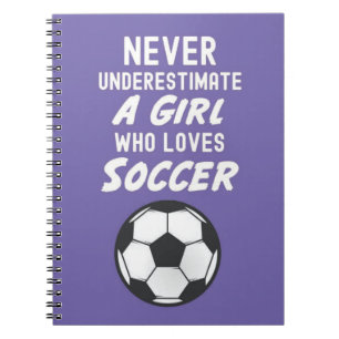 Caderno Espiral Jogadora de presentes de futebol rosa moderna
