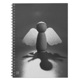 Caderno Espiral Kwetsbaarheid en breekbaarheid symbolic in Engel.