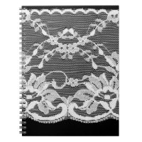 Lace floral branco sobre fundo preto.