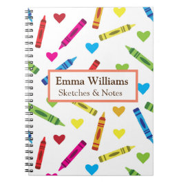 Caderno Espiral Lápis de cor coloridos e padrão de corações no esb