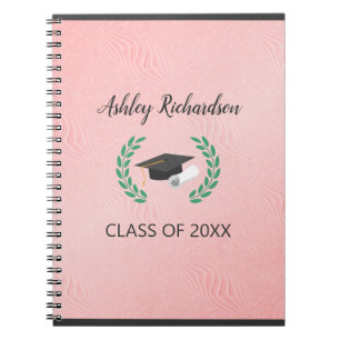 Caderno Espiral Laurel E Boné Em Fundo Rosa