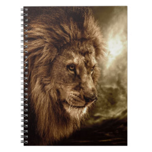Caderno Espiral Leão contra o céu tormentoso