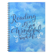 Lendo o amante de livro inspirado das palavras do