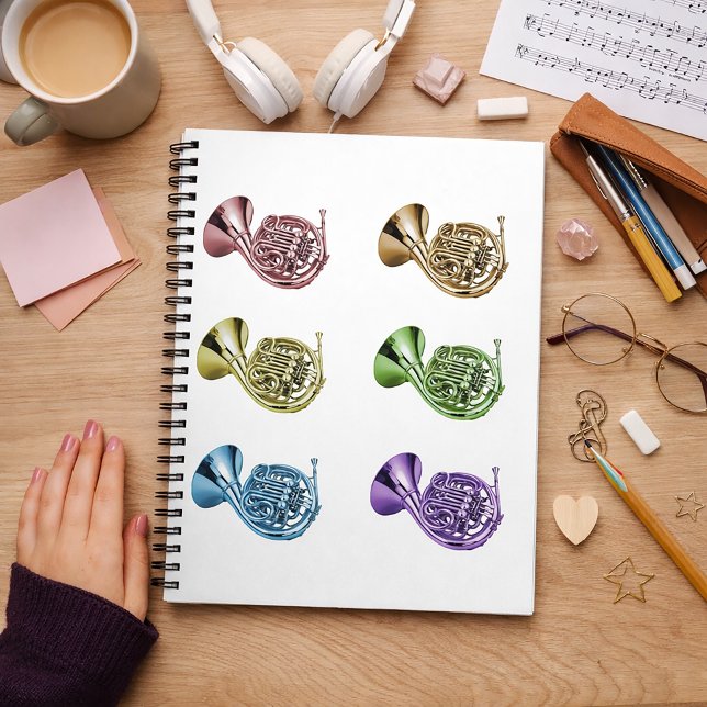 Caderno Espiral Linha de Trompas Francesas Arco-íris (A notebook with a rainbow french horn pattern.)