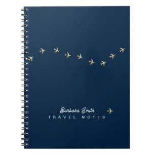 Caderno Espiral Linha ondulada de pequenos aviões . viagem azul