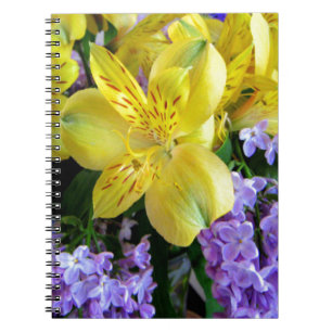 Caderno Espiral Lírios Amarelos e Flores Lilases Roxos