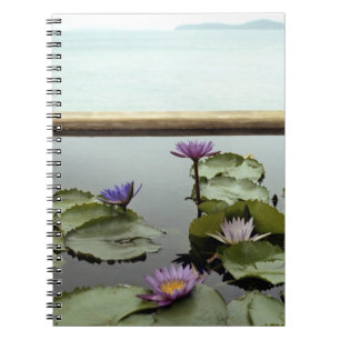 Caderno Espiral Lírios de água na lagoa pelo oceano