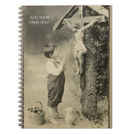 Caderno Espiral Little Boy que praying a Jesus na cruz no