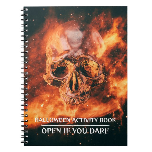 Caderno Espiral Livro de Atividades de Halloween. Caveira flamejan (Frente)