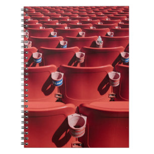 Caderno Espiral Lote de cadeiras vermelhas