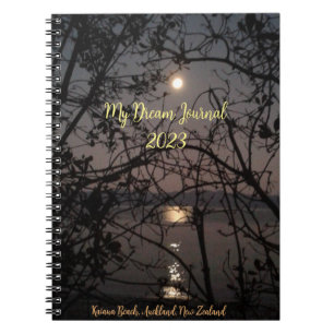 Caderno Espiral Lua cheia na praia de Kaiaua, em Auckland, na Nova