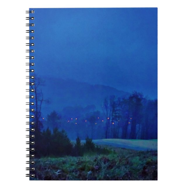 Caderno Espiral Luzes brilhantes em uma montanha azul (Frente)