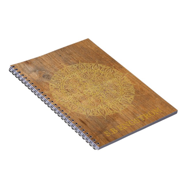 CADERNO ESPIRAL MADEIRA RUSTA COM OURO MANDALA - NOME (Lado Direito)