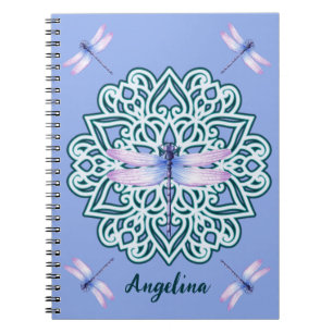 Caderno Espiral Mandala de Libélula Nome em Rótulo Roxo Monograma