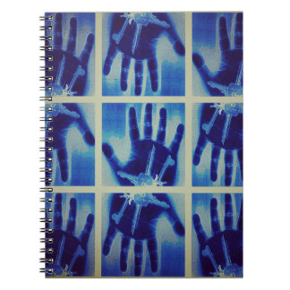 Caderno Espiral mão azul assustadora