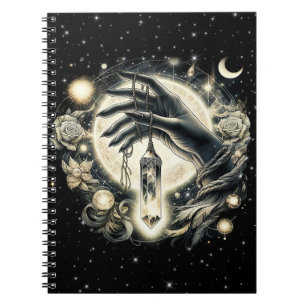 Caderno Espiral Mão segurando um Cristal sob a Luz da Lua