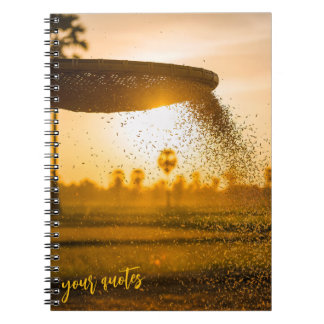 Caderno Espiral Mãos Peneirando Grãos Paisagem Rural