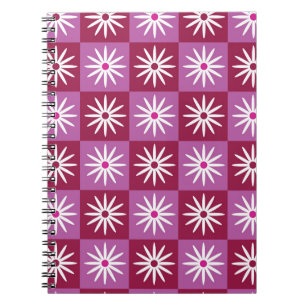 Caderno Espiral Margarida branca no quadro de verificação de padrõ