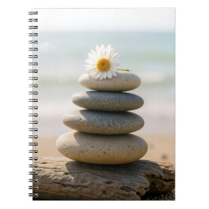 Caderno Espiral Margarida em um Cairn de Praia de Pedra com Madeir