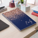 Caderno Espiral Marinho Azul Rosa Dourado Blush Cor-de-rosa brilha<br><div class="desc">Marinho Azul e Rosa Dourado - Leitor de Notebook Spiral com Nome de Espiral do Script Glitter Rosa Esmagado. Isto faz o doce e perfeito aniversário de 16 anos, casamento, chá de panela, aniversário, chá de fraldas ou festa de solteira presente para alguém que ama luxo de luxo e estilos...</div>