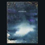 Caderno Espiral Marinho Dourado Watercolor | Adicione seu nome<br><div class="desc">Belo design abstrato de aquarela azul escura. Há uma dica de púrpura misturada nas cores. Seu nome pode ser adicionado neste produto em fontes brancas. Dourados brilhos na borda do design.</div>