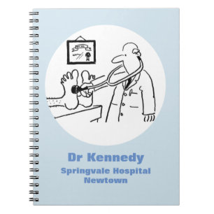Caderno Espiral Médico com Stethoscope Verificando Pés