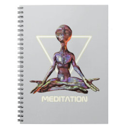Caderno Espiral Meditação. Alienígena em pose tranquila