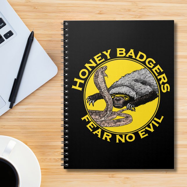 Caderno Espiral Mel Badgers não teme nenhuma citação de Mau (Honey badgers fear no evil quote yellow and black notebook with honey badger verses cobra snake art)