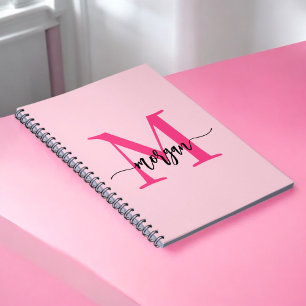 Caderno Espiral Menina de Monograma Rosa Quente Volta à Escola