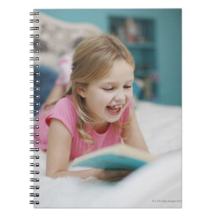 Caderno Espiral Menina que coloca no livro de leitura da cama