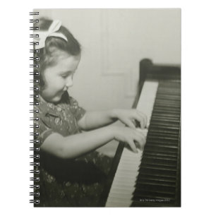 Caderno Espiral Menina que joga o piano
