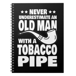 Caderno Espiral Mens Nunca Subestimam um Velho com Cigarro