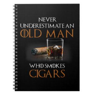 Caderno Espiral Mens Nunca Subestimam Um Velho Que Fuma Cig