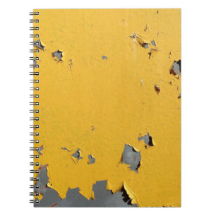 Caderno Espiral Metal amarelo rachado: textura suja.