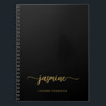Caderno Espiral Minimalista Script de Nome Monograma Feminino em P<br><div class="desc">Caderno Personalizado Feminino Minimalista Simples Limpo Preto e Dourado com Nome Monograma Assinatura Script. Estes desenhos apresentam seu primeiro nome em uma linda tipografia de letra manuscrita com cauda swash, com o nome completo no modelo sobre um fundo preto e dourado. São fáceis de personalizar e podem ser usados como...</div>
