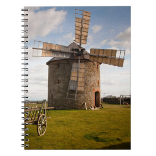 Caderno Espiral Moinho de vento em campo verde e nuvens brancas e 